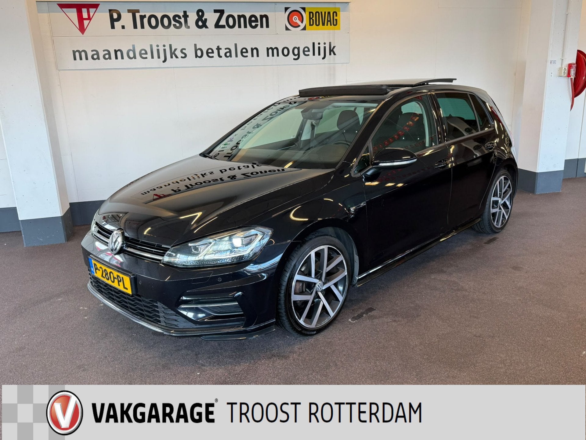 Volkswagen Golf 1.5 TSI Highline R-Line Automaat | Panoramad, Auto's, Dealer onderhouden, 4 cilinders, Alcantara, Zwart