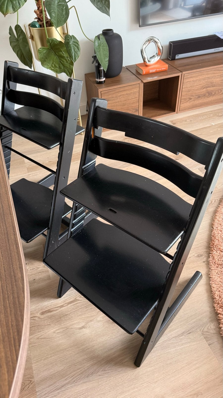 2x Stokke Tripp Trapp stoelen zwart - los of samen te koop, Ophalen, Gebruikt, Meegroeistoel, Aanschuifbaar