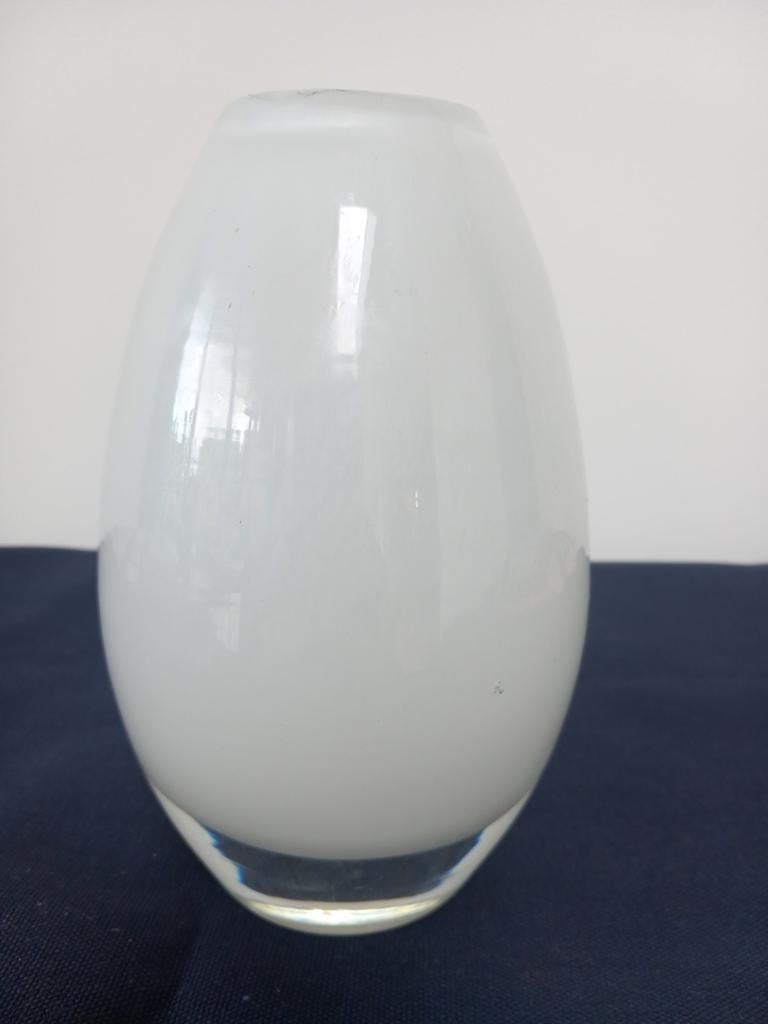 Witte glazen vaas, 17 cm hoog, bijna 1kg, Ophalen of Verzenden