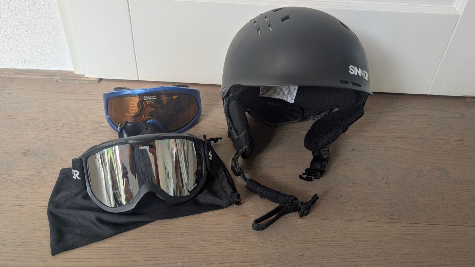 Skihelm en twee skibrillen (Sinner en Uvex), Gebruikt, Overige typen, Skiën, Ophalen