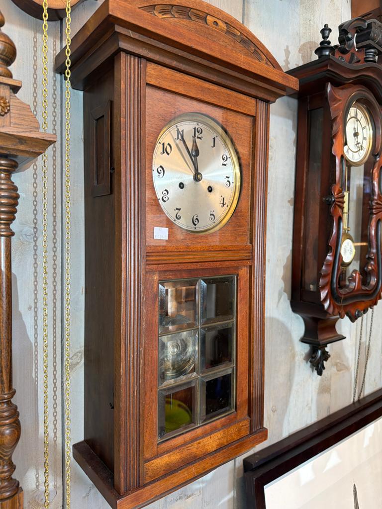 Antieke houten wandklok met slinger, Ophalen