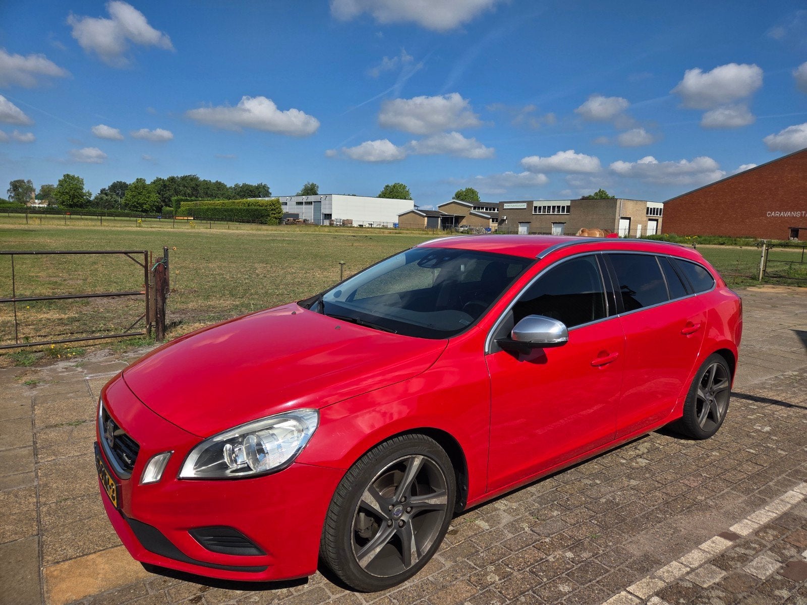 Volvo V60 r-design T3 Start/stop 150pk 2011 Rood km 268561, Auto's, Volvo, Voorwielaandrijving, 1596 cc, 15 km/l, Zwart