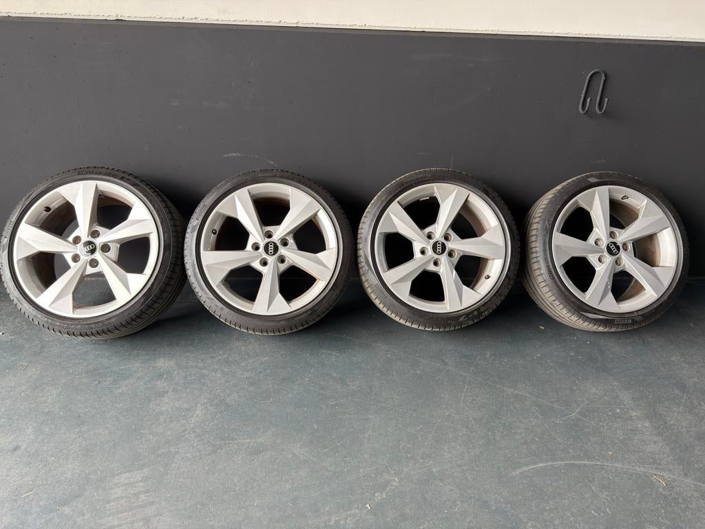 Audi A3 velgen 18 inch met pirelli zomerbanden 225/40 R18, Auto-onderdelen, Banden en Velgen, 18 inch, Gebruikt, Banden en Velgen