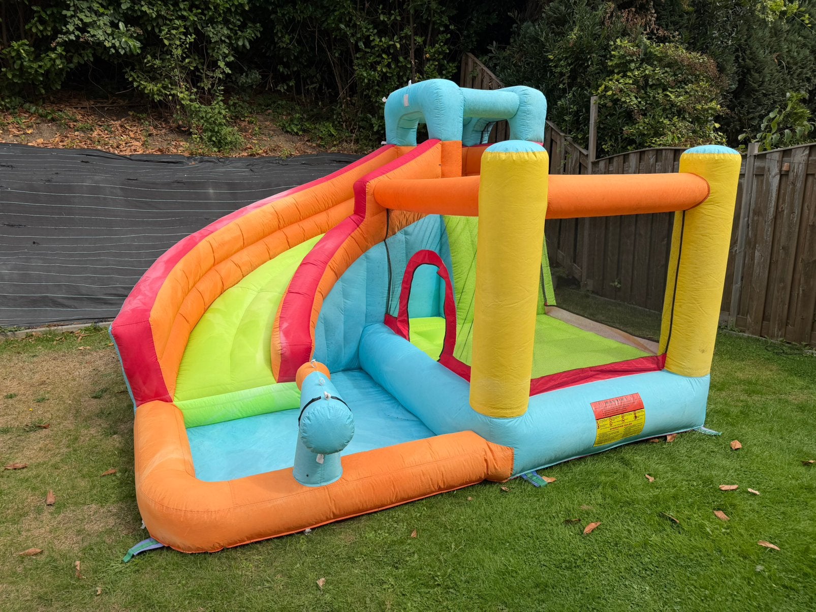 KLEURRIJK SPRINGKUSSEN MET GLIJBAAN TE KOOP!, Kinderen en Baby's, Speelgoed | Buiten | Springkussens, Ophalen of Verzenden, Gebruikt