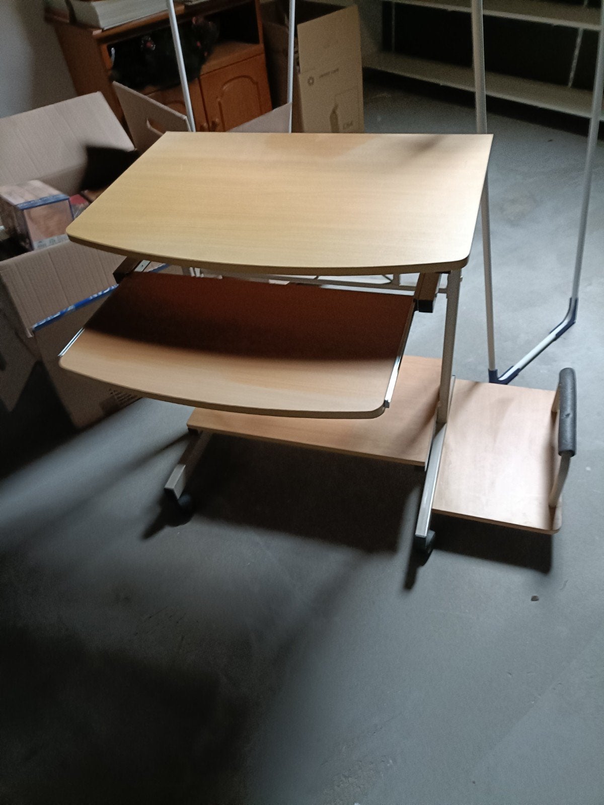Compact computerbureau met uitschuifbaar toetsenbordblad, Huis en Inrichting, Ophalen, Gebruikt, Hout, Bruin