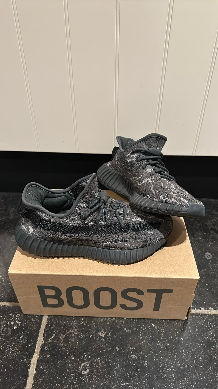 Adidas Yeezy Boost 350 V2 ‘MX Dark Salt’ - Maat 38 2/3, Zwart, Nieuw, Ophalen of Verzenden, Sneakers of Gympen