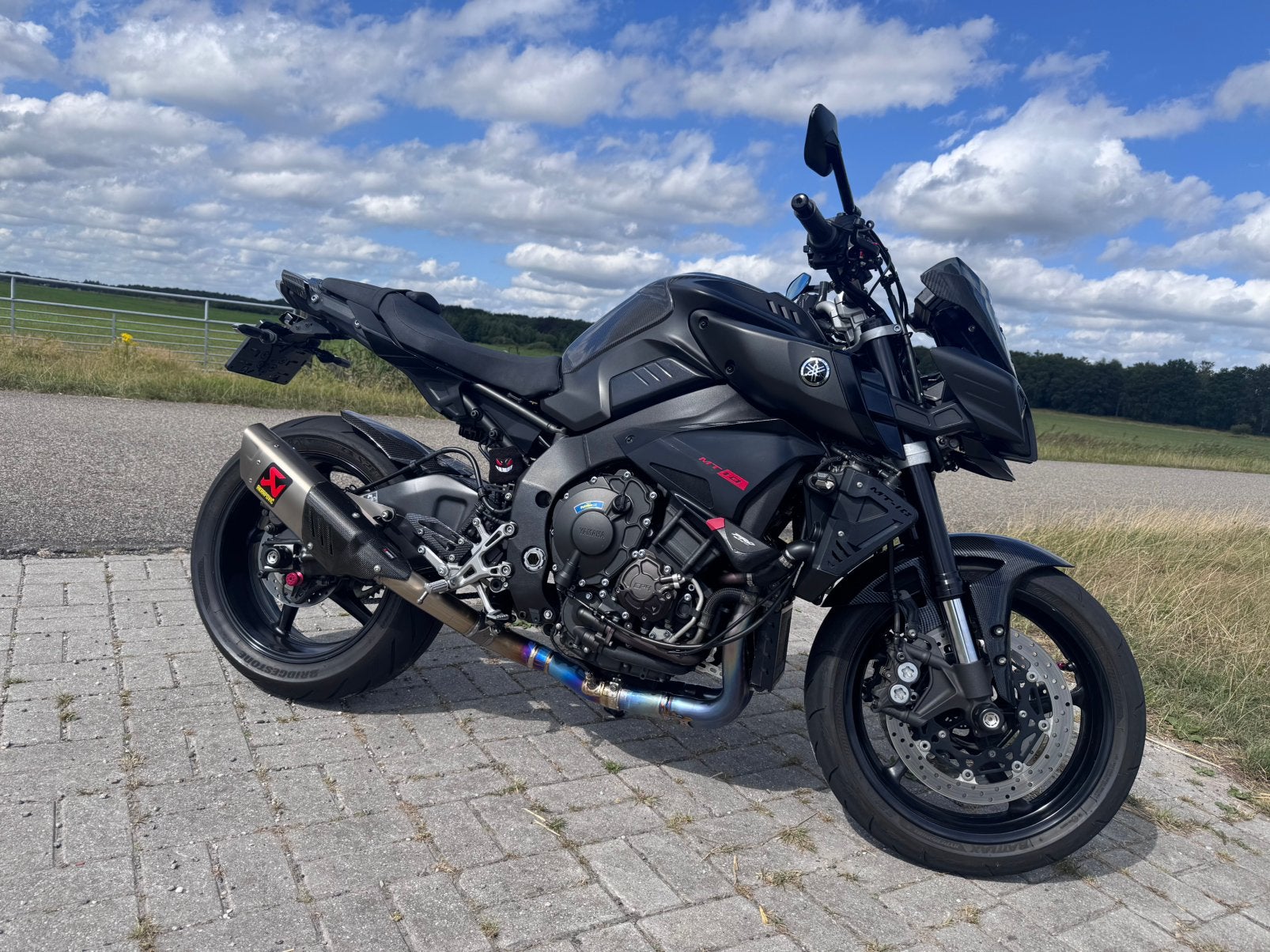 YAMAHA MT 10| QS | ABS | CRUISE | CARBON | AKRAPOVIC | FLASH, Motoren, 4 cilinders, Motorrijbewijs A, Handvatverwarming, Particulier
