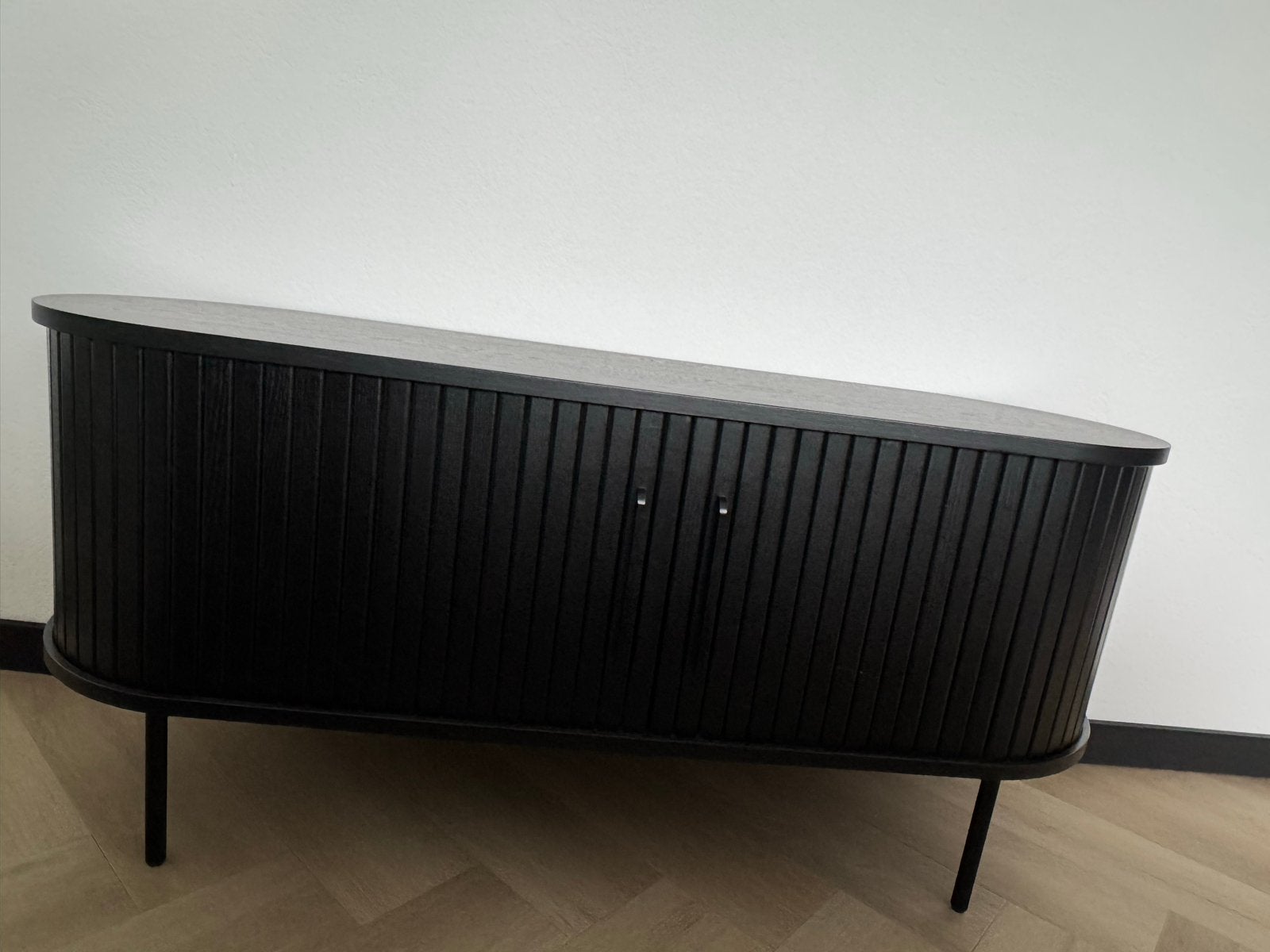 Stijlvol zwart TV/kast dressoir met lamellen deuren, Ophalen, 100 tot 150 cm, Zo goed als nieuw, 25 tot 50 cm