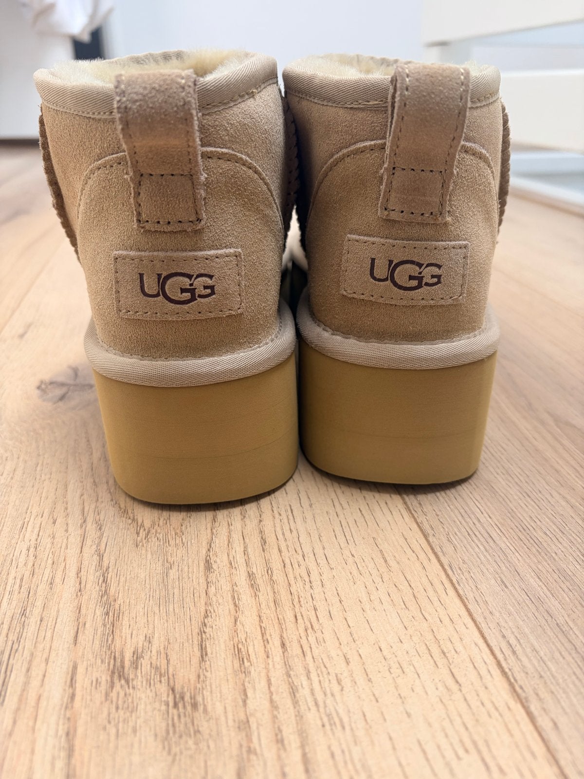 Nieuwe UGG schoenen met verhoogde zool - Chestnut - Maat 39, Ophalen of Verzenden, Nieuw, Bruin, Lage of Enkellaarzen