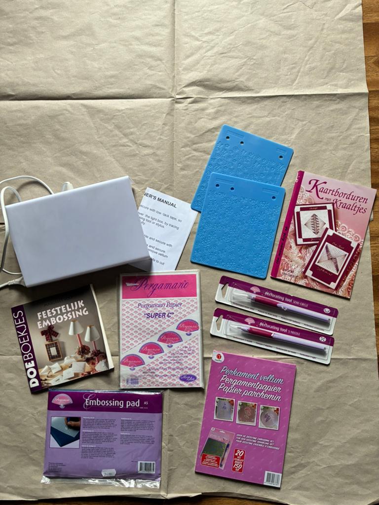 Embossing, kussen, mallen, pennen, lichtbox, perkament €50,-, Ophalen of Verzenden