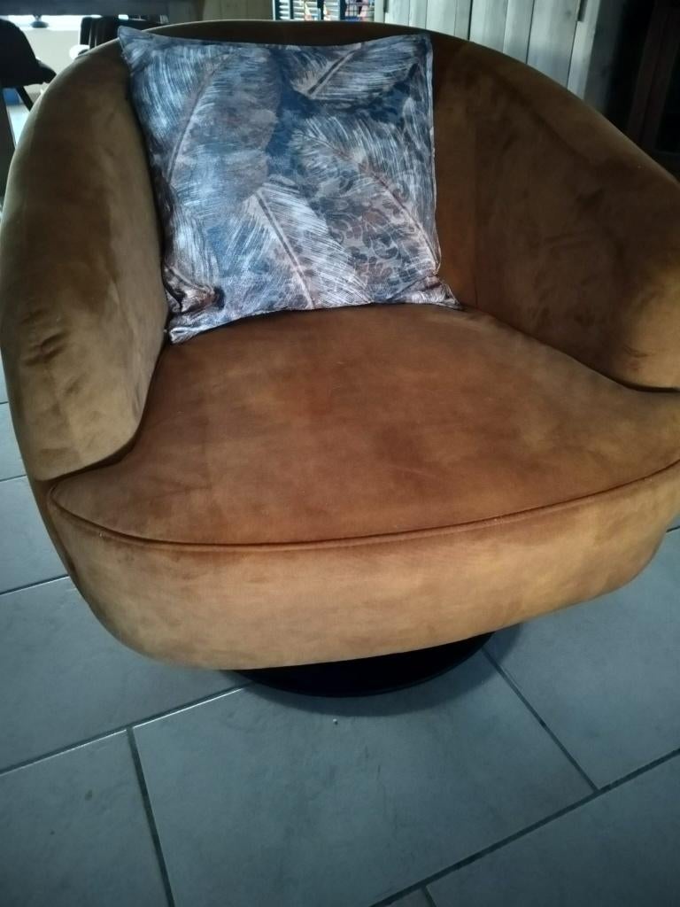 Cognac draaistoel – stijlvolle eyecatcher, Huis en Inrichting, Fauteuils, Ophalen, Landelijk modern, Minder dan 75 cm, Zo goed als nieuw