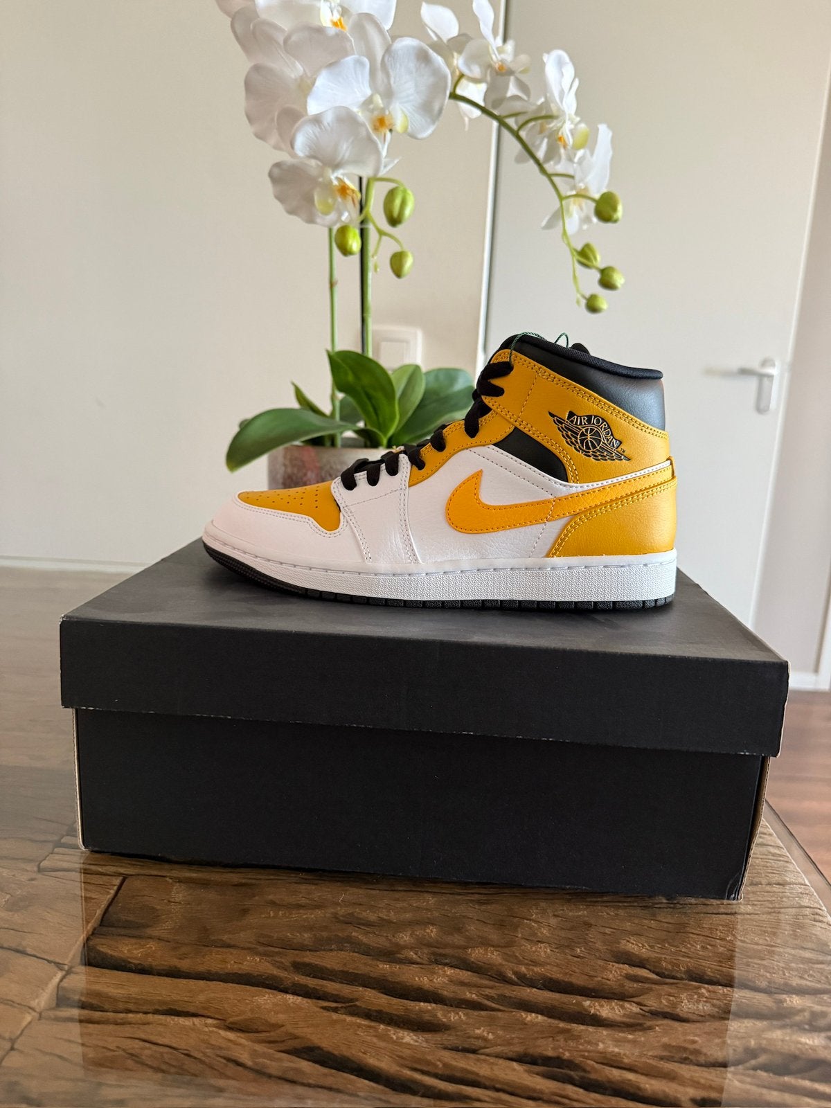 Jordan 1 Mid University Gold 40, Kleding | Heren, Schoenen, Ophalen of Verzenden, Nieuw, Overige kleuren