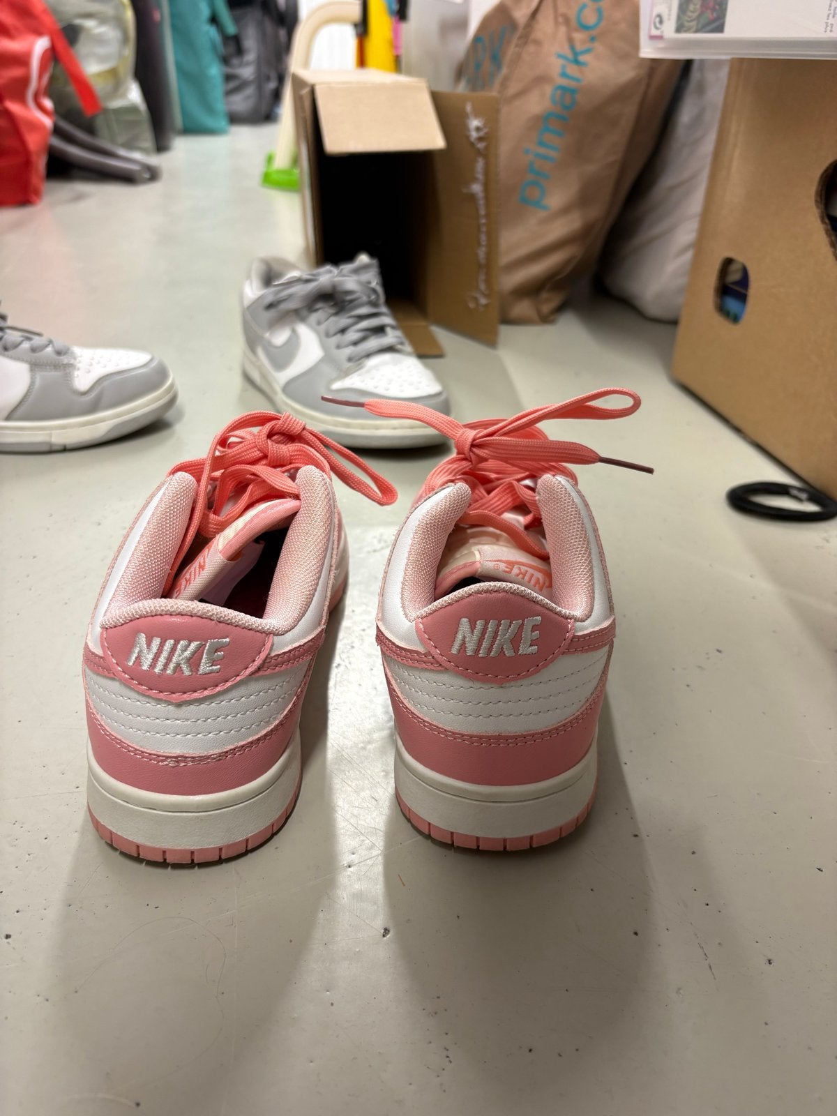 Nike Dunk Low Roze/Wit - Zo goed als nieuw, Ophalen, Zo goed als nieuw, Roze, Sneakers of Gympen