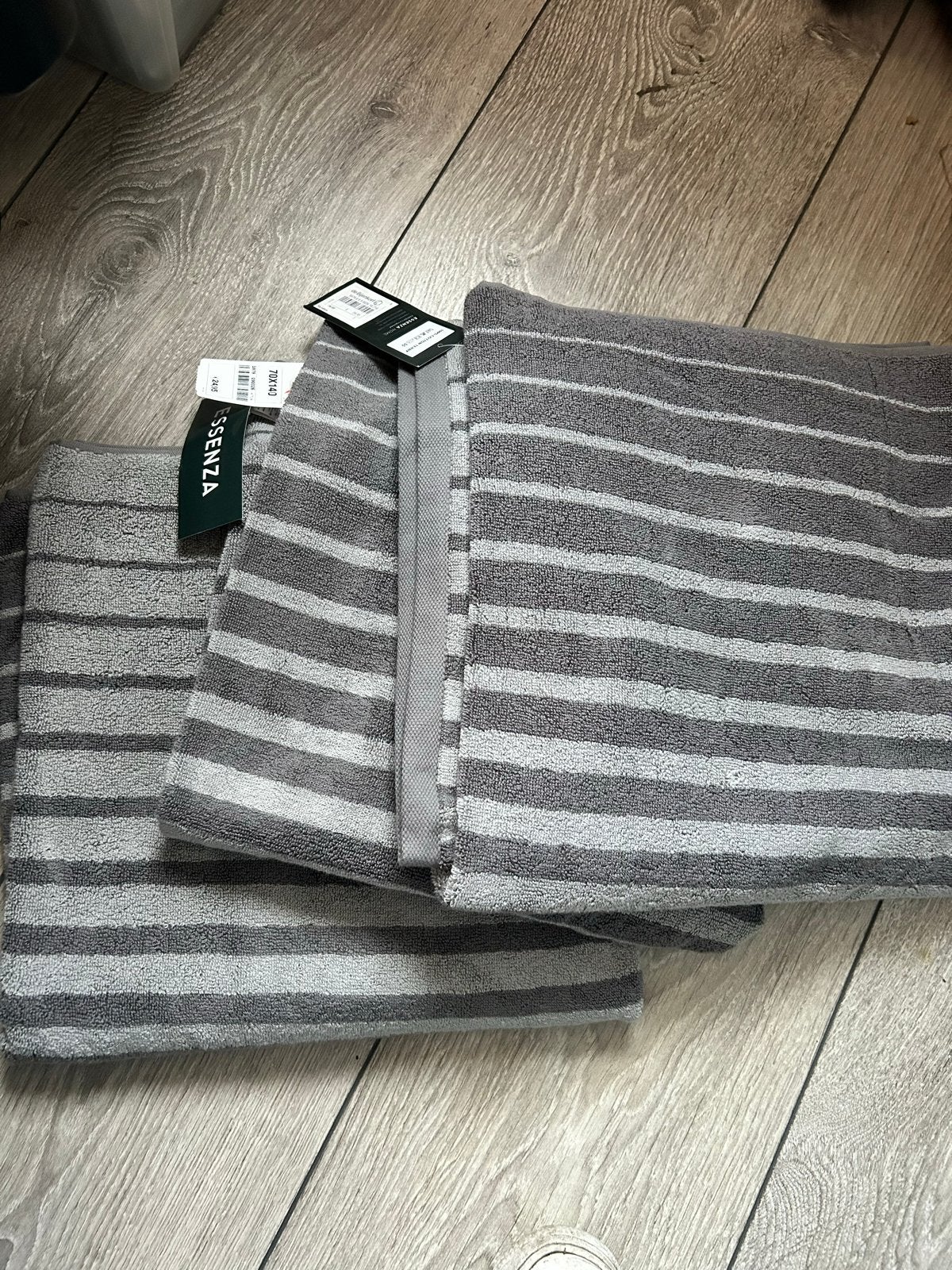 Essenza Handdoeken - Grijs gestreept (3 stuks), Overige merken, Handdoek, Nieuw, Ophalen of Verzenden