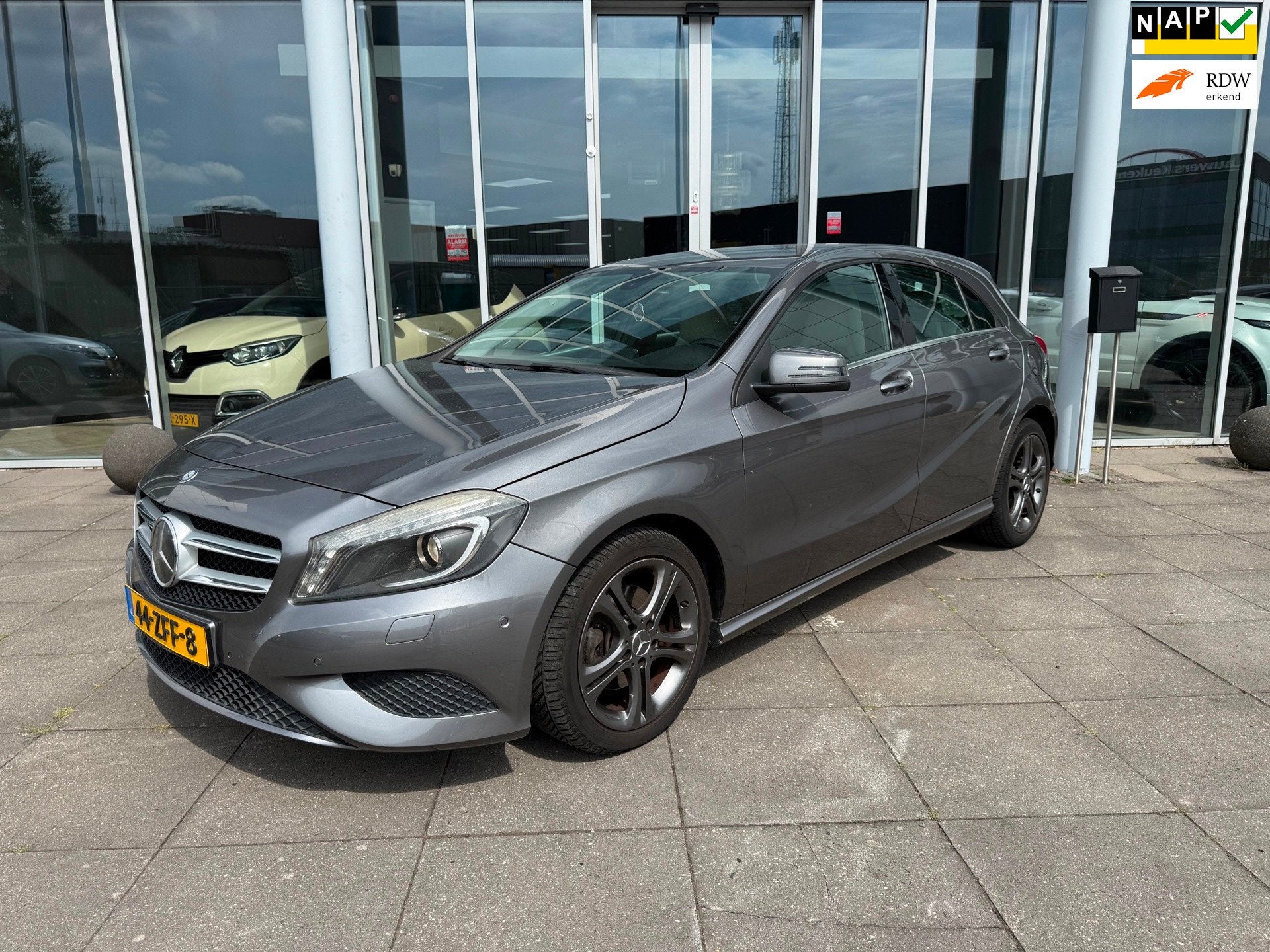 Mercedes-Benz A-klasse 180 Ambition |Aut | Navi | leder | Xe, Auto's, Gebruikt, 4 cilinders, Met garantie (alle), Leder en Stof