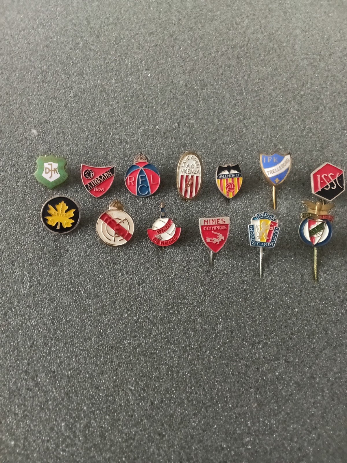 Speldjes van diverse voetbalclubs uit het buitenland., Verzamelen, Ophalen of Verzenden, Gebruikt, Overige onderwerpen