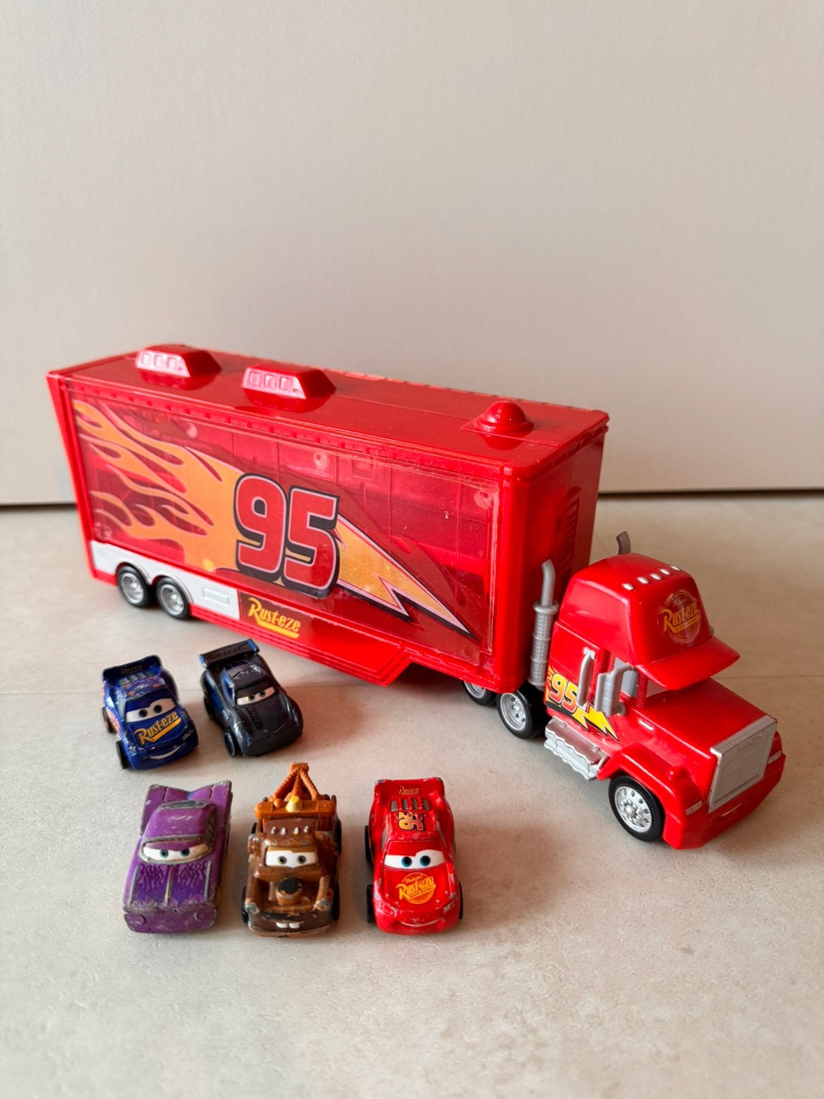 Disney Pixar Cars - Mack Transporter + 5x Mini Racers, Verzenden, Gebruikt