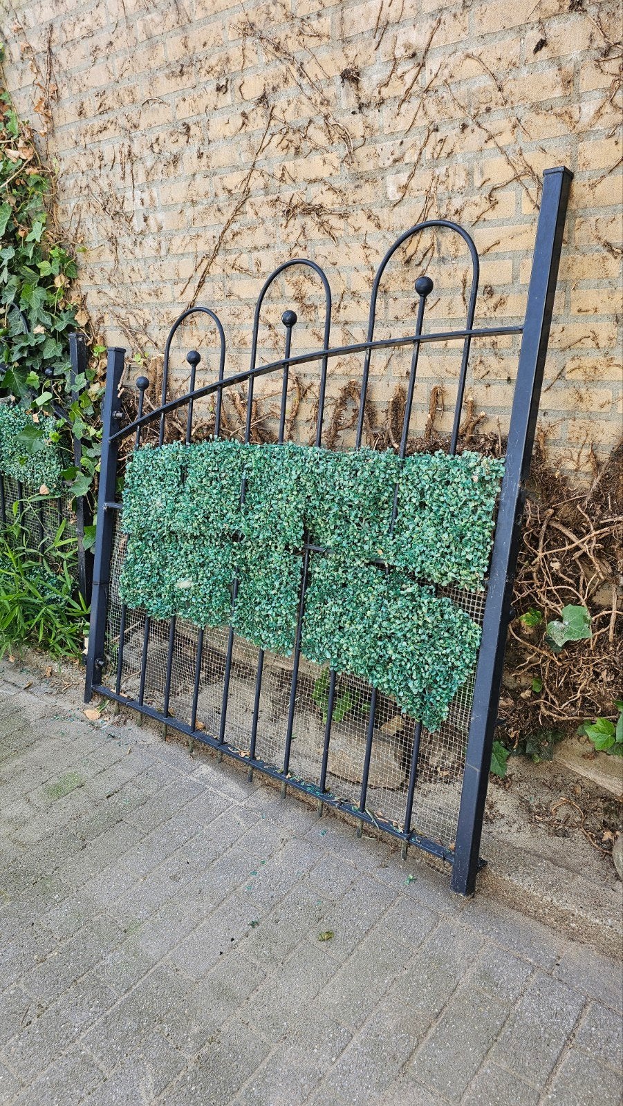 Zwaar dubbelle metaalpoort, Ophalen