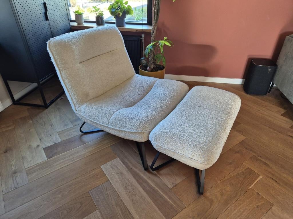 Fauteuil in bouclé stof, Helma + voetenbankje, Gebruikt, 75 tot 100 cm, Ophalen of Verzenden, Stof