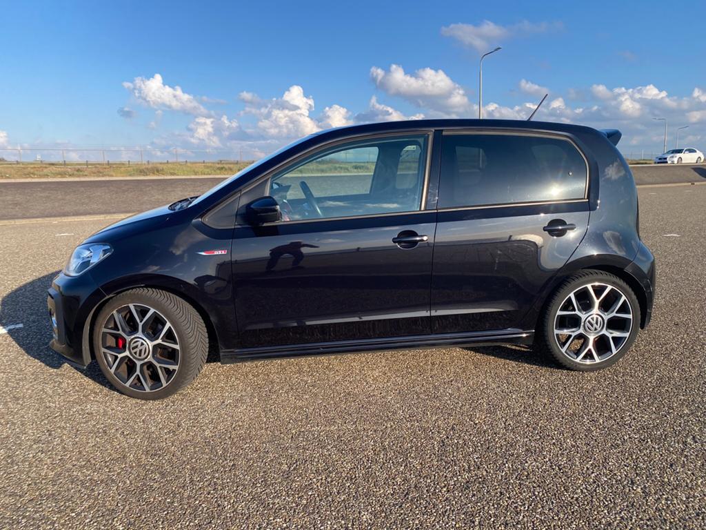 Volkswagen up! 1.0 TSI 115PK 5D 2018 Zwart, Auto's, Volkswagen, Voorwielaandrijving, 970 kg, Stof, 40 €/maand