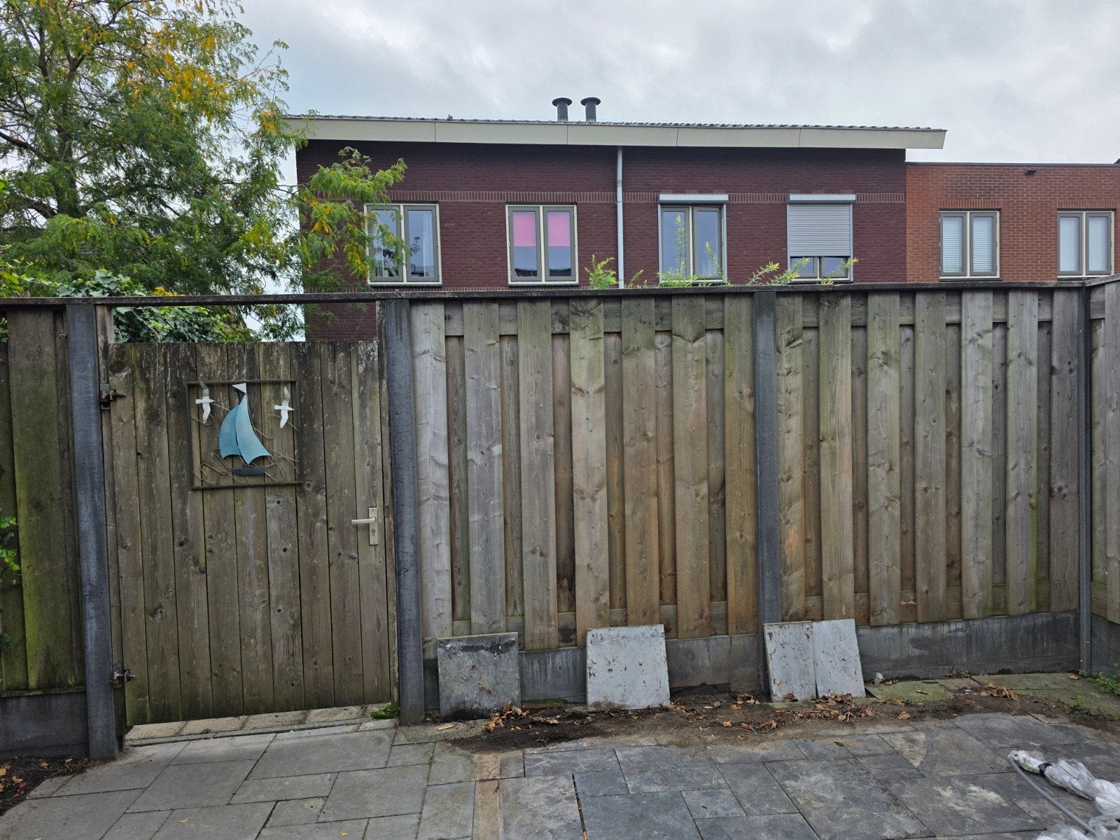 Gratis - Beton/houten schutting met poort - ca. 5 meter lang, Tuin en Terras, Ophalen, 3 tot 6 meter, Hout, 1 tot 2 meter