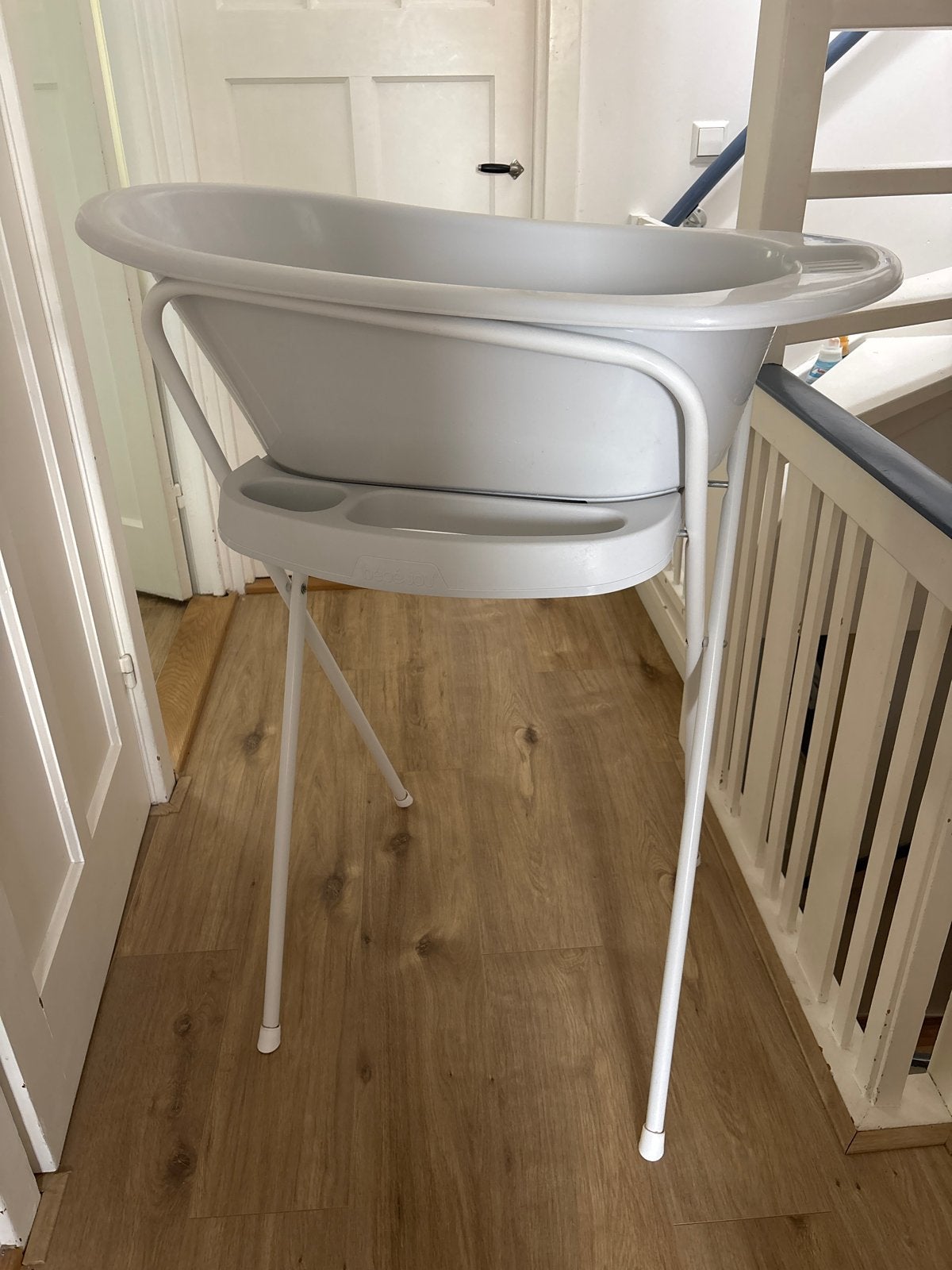 Lichtgrijs Bébé-jou badje met standaard, Ophalen, Zo goed als nieuw, Badje, Bébé-jou