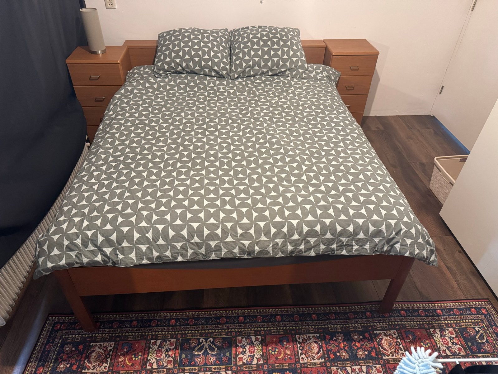 Tweepersoonsbed met lattenbodems en nachtkastjes, Bruin, Tweepersoons, Ophalen of Verzenden, 200 cm
