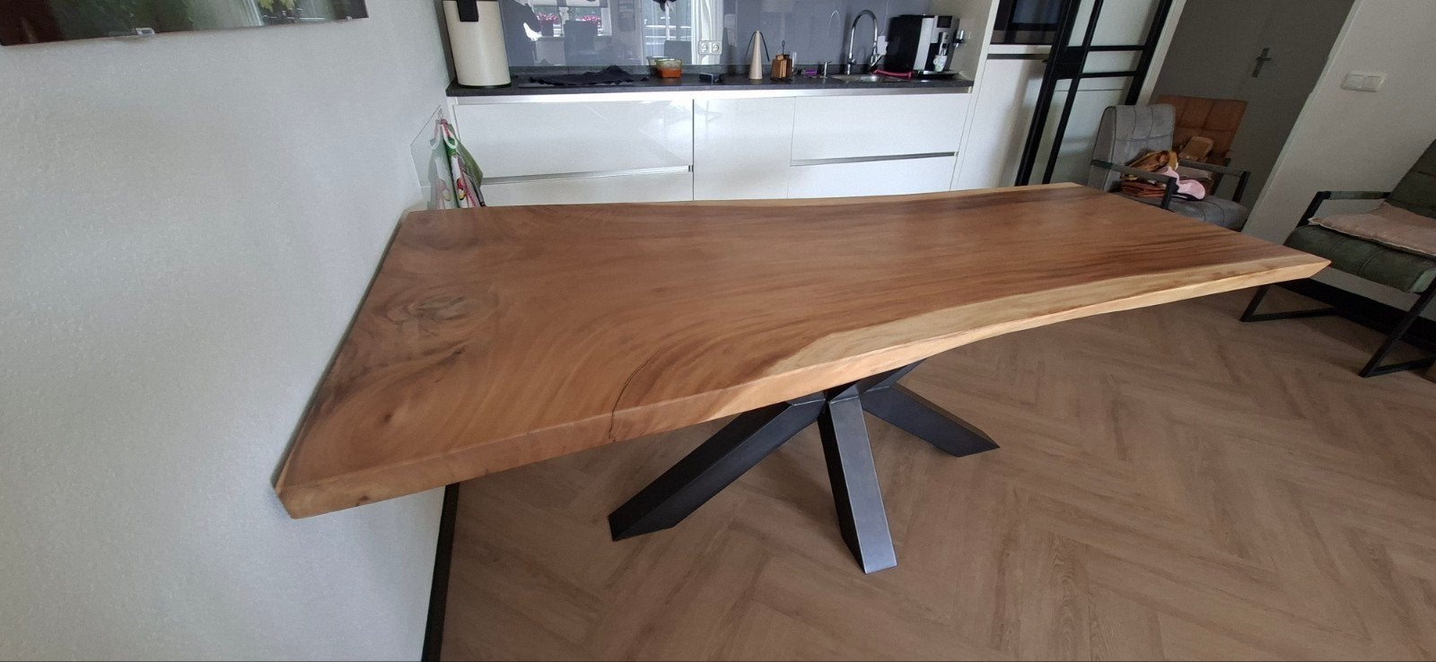 Massief houten boomstam eettafel met metalen spinpoot, Huis en Inrichting, 50 tot 100 cm, Zo goed als nieuw, 150 tot 200 cm, Vier personen