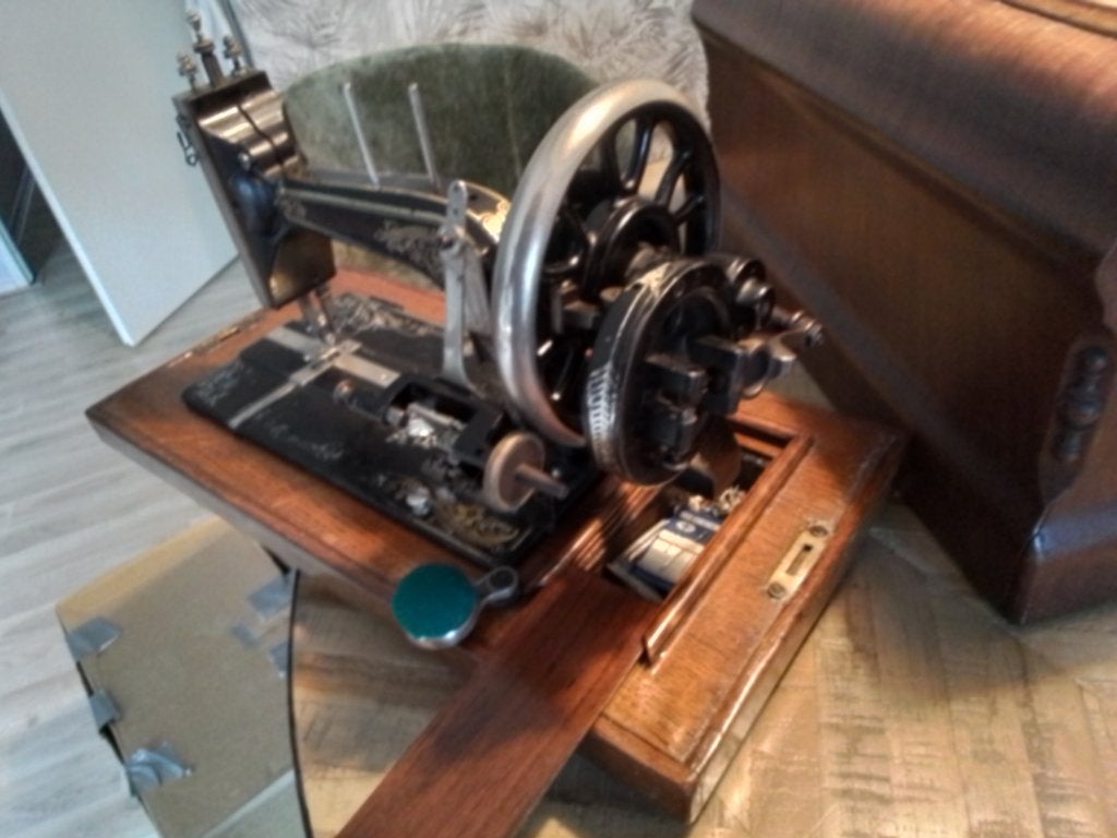 Antieke naaimachine op houten onderstel, Antiek en Kunst, Antiek | Naaimachines, Ophalen