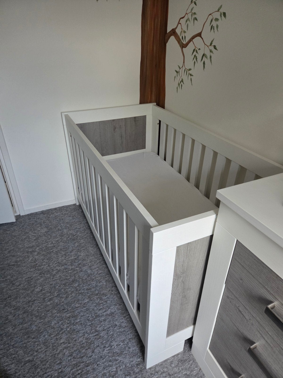 TWF Lucca Babykamer: Ledikant 70x140 & Commode, Ophalen, Zo goed als nieuw, 140 tot 160 cm, 70 tot 85 cm
