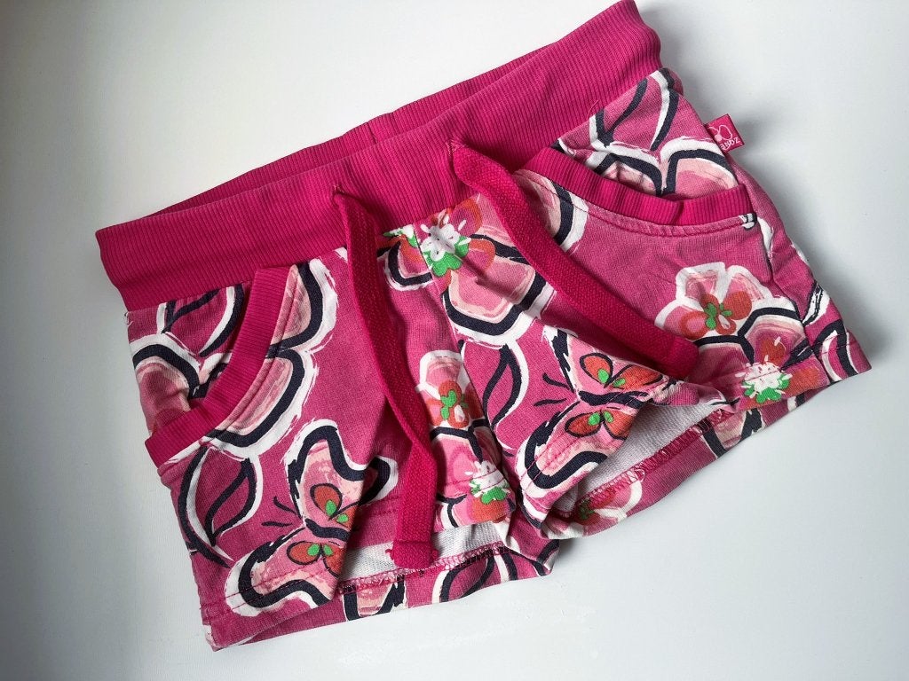Frendz roze korte broek met bloemen & vlinders, maat 98, Kinderen en Baby's, Kinderkleding | Maat 98, Broek, Gebruikt, Meisje