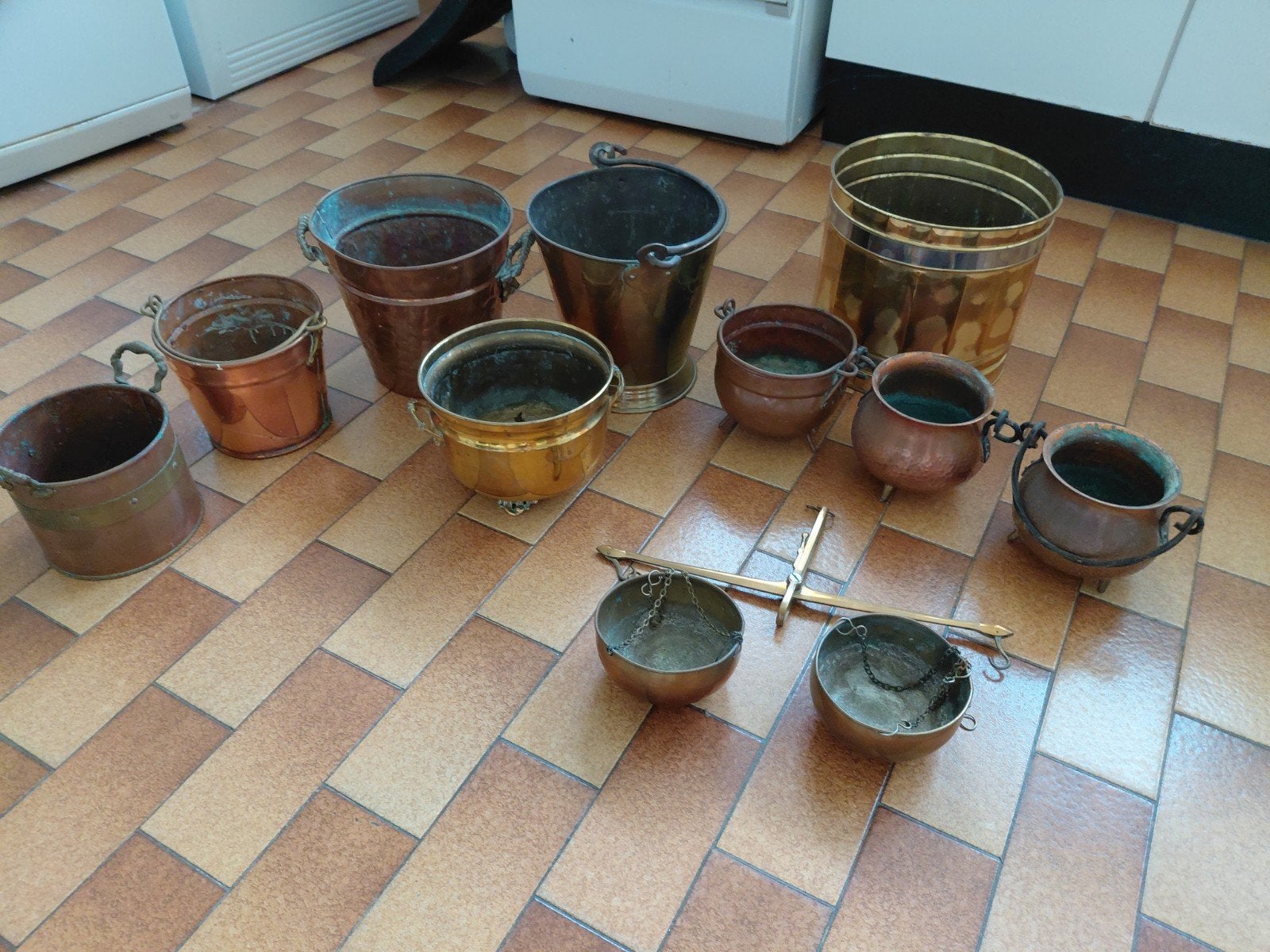 Diverse koperen en bronzen potten, emmers en weegschaal, Antiek en Kunst, Ophalen, Koper