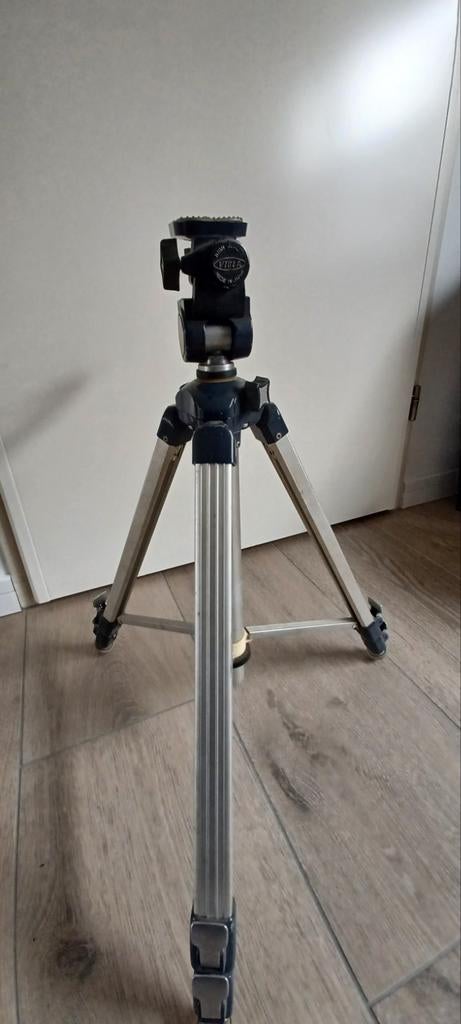 Fotocamera's met statief, lenzen en filters in koffer, Ophalen