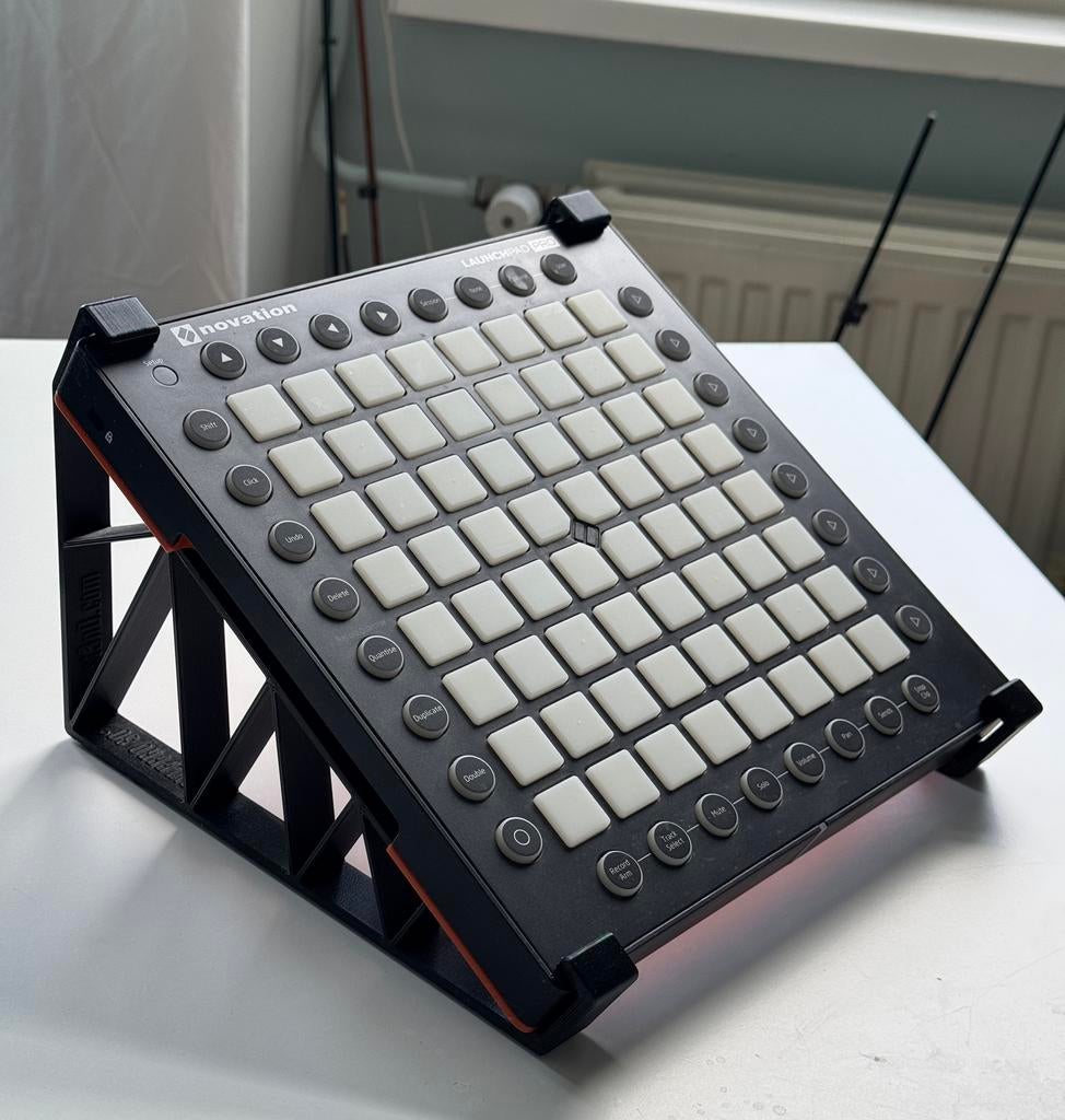 LAUNCHPAD PRO + Inclusief Stand, Ophalen, Zo goed als nieuw