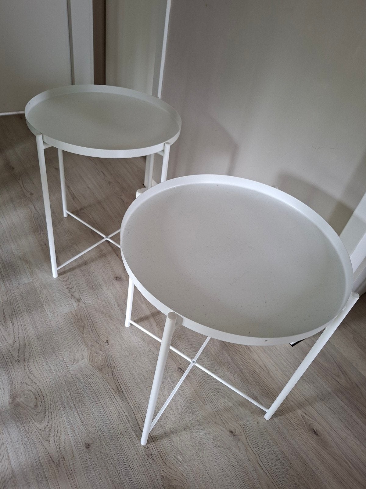 Set van 2 IKEA bijzettafeltjes - wit, rond. Gladom, 45 tot 60 cm, Minder dan 55 cm, Gebruikt, Metaal of Aluminium