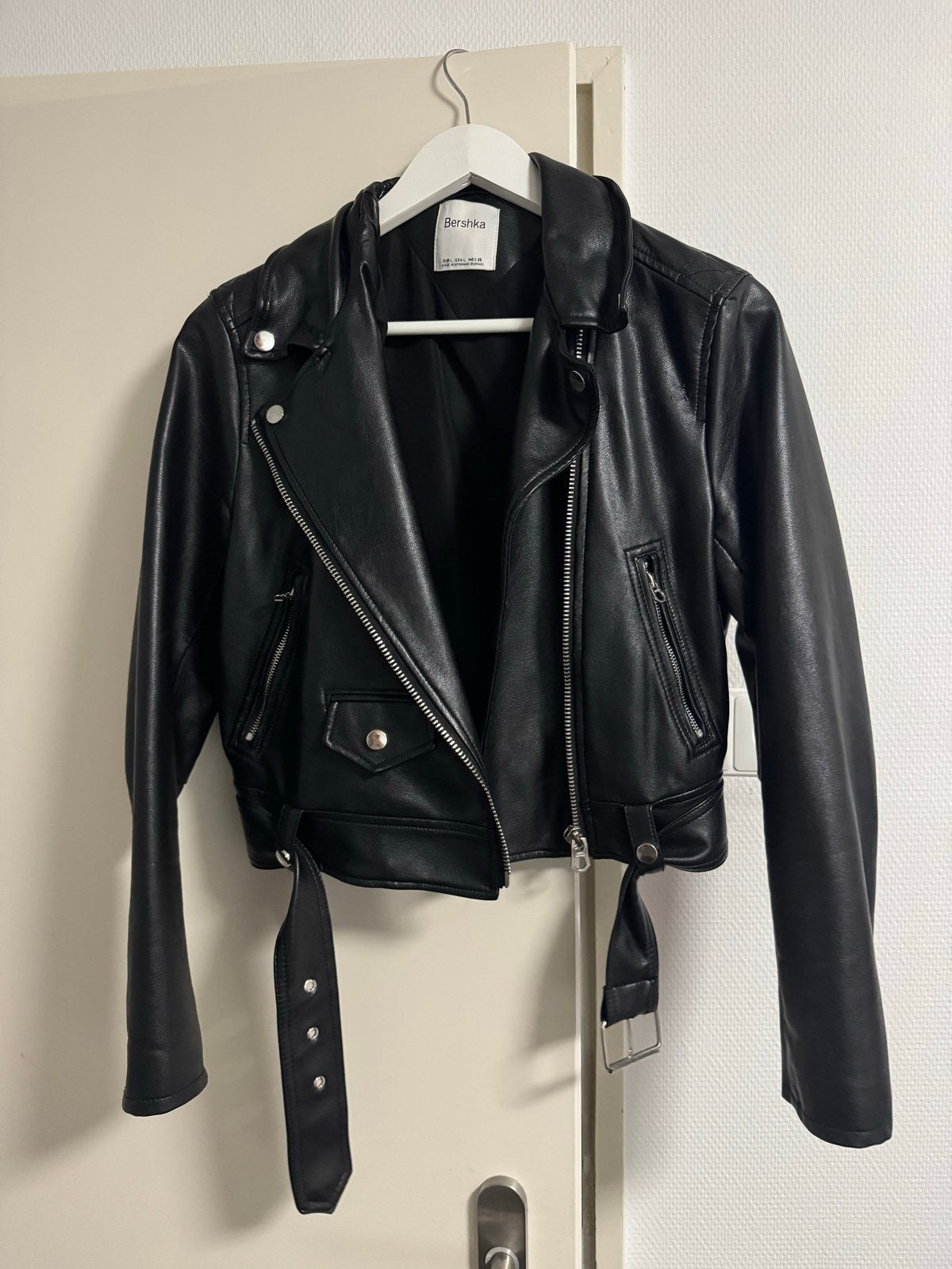 Bershka Zwart Leren Bikerjack Maat L, Ophalen of Verzenden, Zo goed als nieuw, Maat 42/44 (L), Zwart