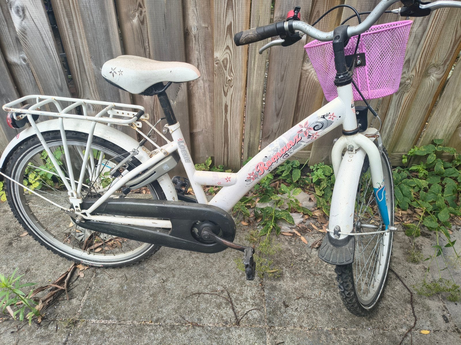 Kinderfiets wit met roze mandje - 22 inch, Fietsen en Brommers, Fietsen | Meisjes, Ophalen, Terugtraprem, Onbekend, Handrem
