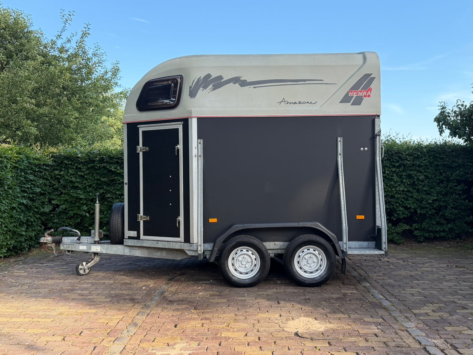 Nieuwstaat 2 paards henra met zadelkast en aluminium vloer, Ophalen, Aluminium, Zo goed als nieuw, 2-paards trailer