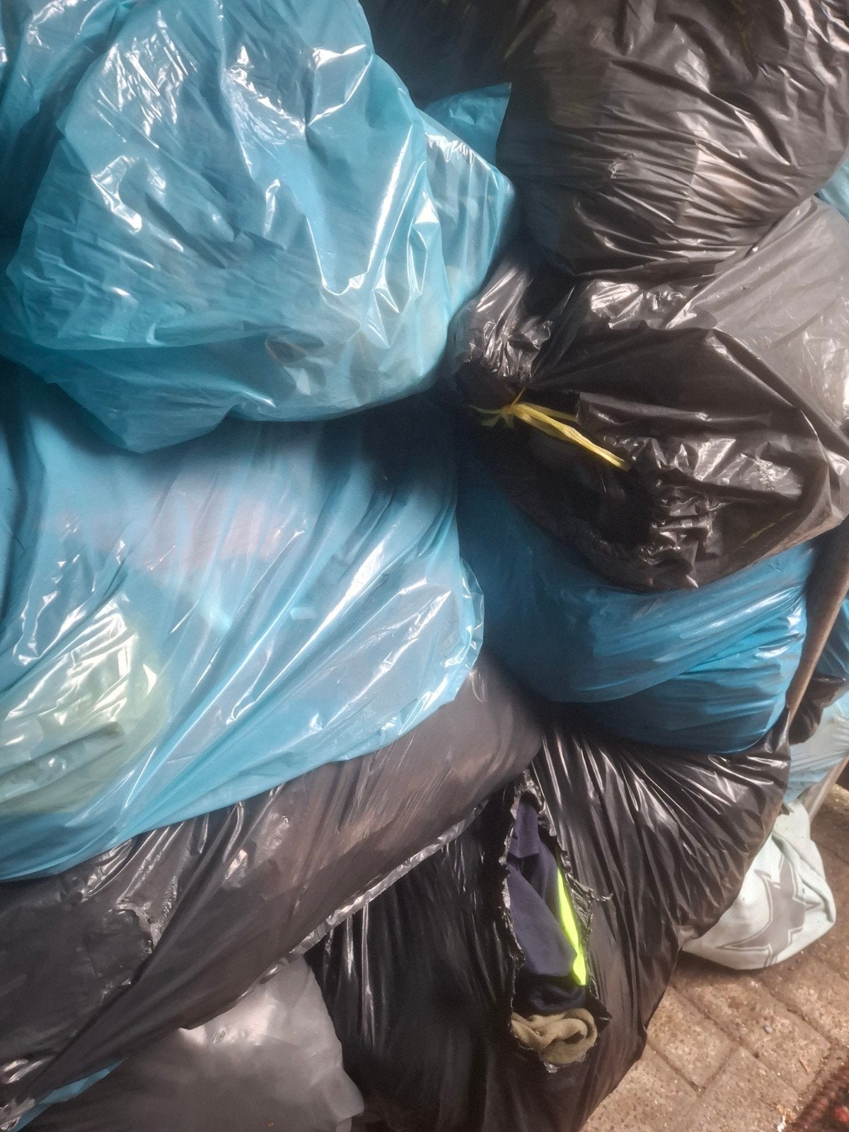 Partij kleding: 25 zakken dames, heren & kinder kleding, Ophalen, ., ., Gedragen