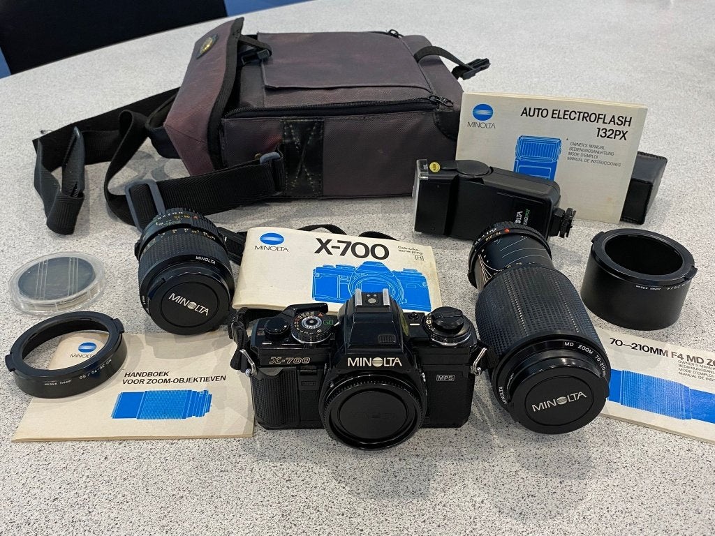 Minolta X-700 + lenzen (35-70 f/3.5 en 70-210 f/4) + flitser, Audio, Tv en Foto, Fotocamera's Analoog, Ophalen of Verzenden, Zo goed als nieuw