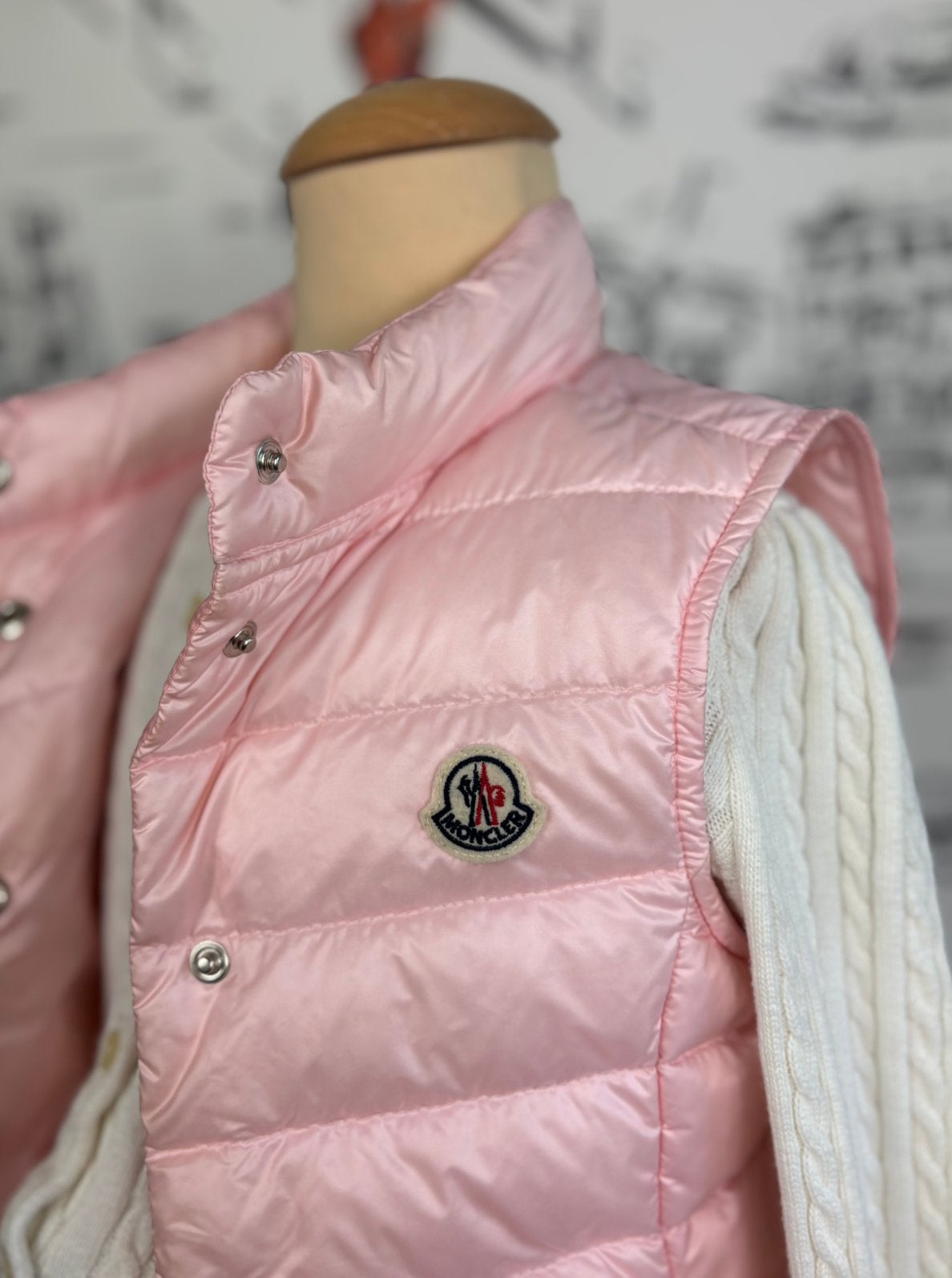 Moncler suikerspinroze dons bodywarmer jas maat 6, Kinderen en Baby's, Moncler EU, Zo goed als nieuw, Moncler, Customercare@moncler.com