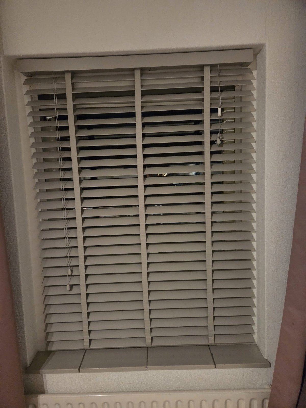 Lichtgrijze jaloezieën, zo goed als nieuw, Huis en Inrichting, Jaloezie, 30 cm, Ophalen of Verzenden, Zo goed als nieuw