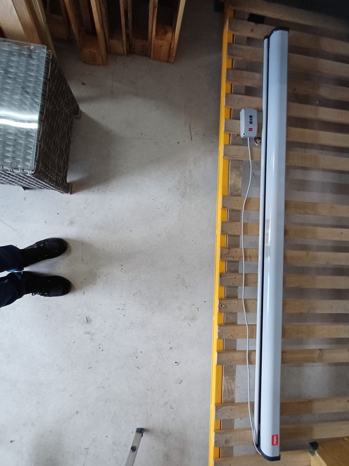 Nobo Elektrisch Projectiescherm met Afstandsbediening, Ophalen, Elektrisch, Zo goed als nieuw