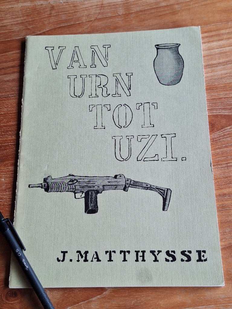 Van urn tot uzi Instelling  kamp  Oirschot, Ophalen of Verzenden, Tweede Wereldoorlog, Gelezen, Overige onderwerpen