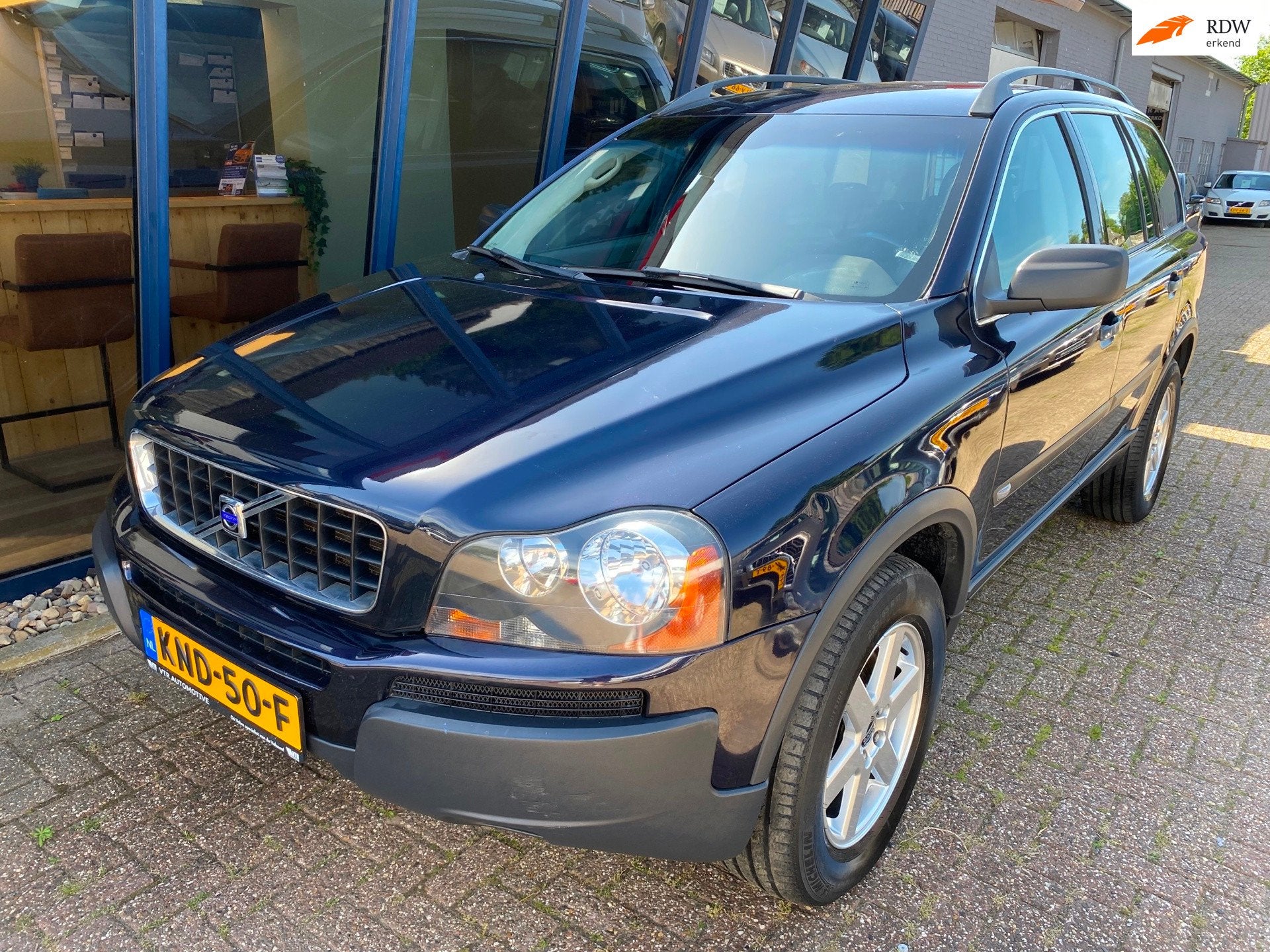Volvo XC90 2.5 T Momentum Automaat, Gebruikt, Zwart, 1928 kg, Blauw