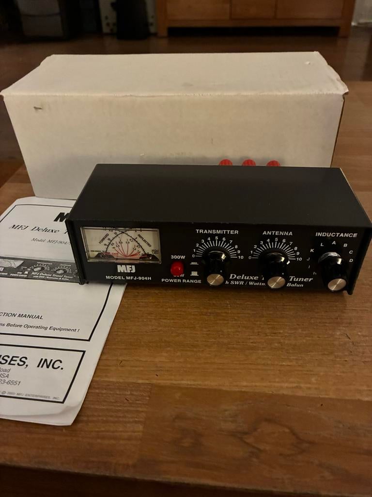 MFJ-904H Deluxe Travel Tuner 10-80M met Meter & Balun, Telecommunicatie, Zenders en Ontvangers, Ophalen of Verzenden, Zo goed als nieuw