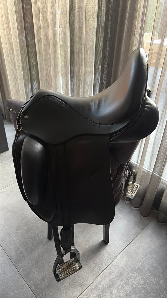 Km custom zadel 16,5 inc, Dieren en Toebehoren, Paarden en Pony's | Zadels, Ophalen of Verzenden, Zo goed als nieuw, Dressuur