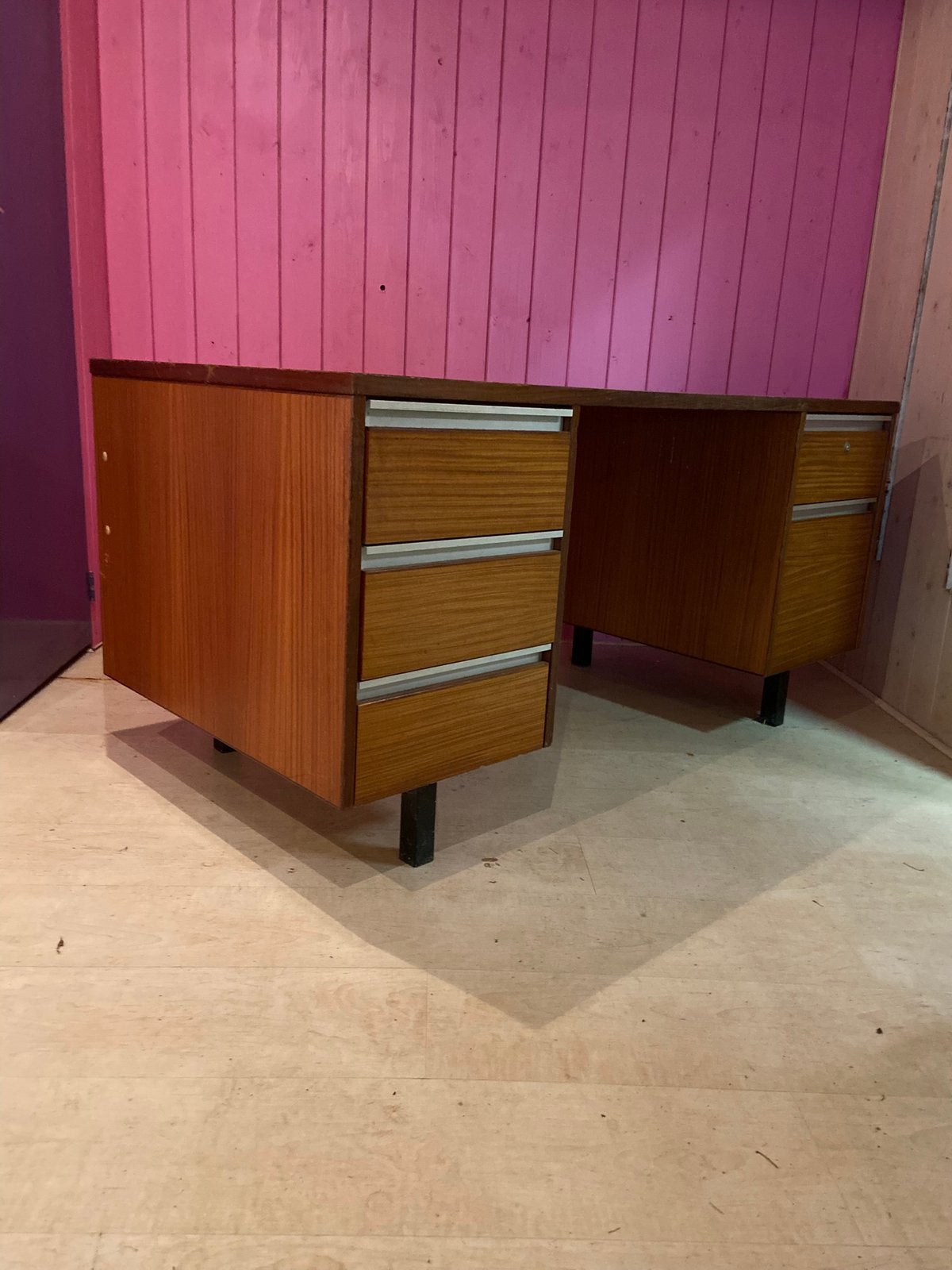 MOET  WEG !  Vintage retro bureau jaren 60/70 teak, Ophalen, Gebruikt, 150 cm, Hout