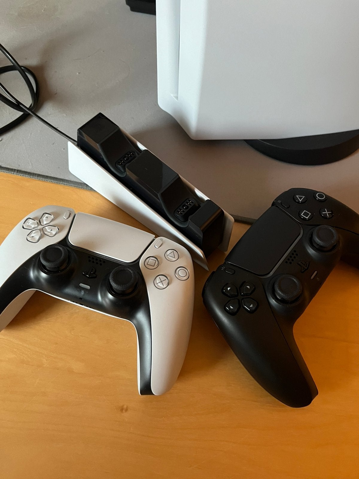Foto 5 van Ps5 disc editie + 2 controllers + officieel somy laadstation