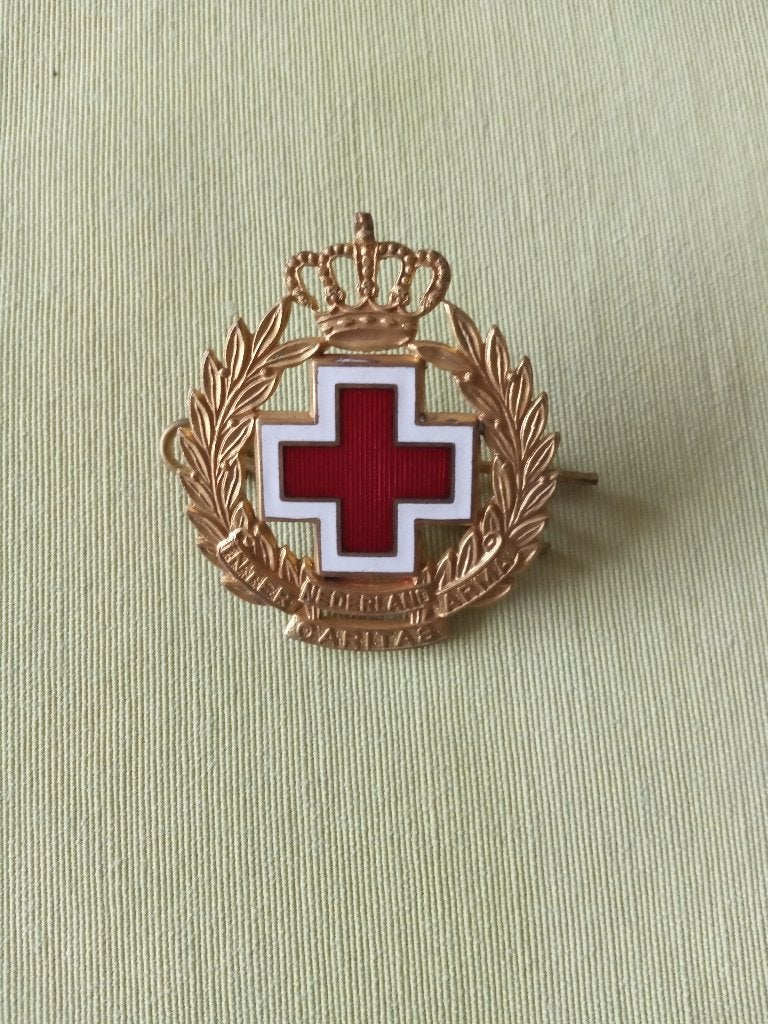 speld rode kruis inter arma caritas nederland broche badge +, Ophalen of Verzenden, Gebruikt, Overige onderwerpen, Speldje of Pin